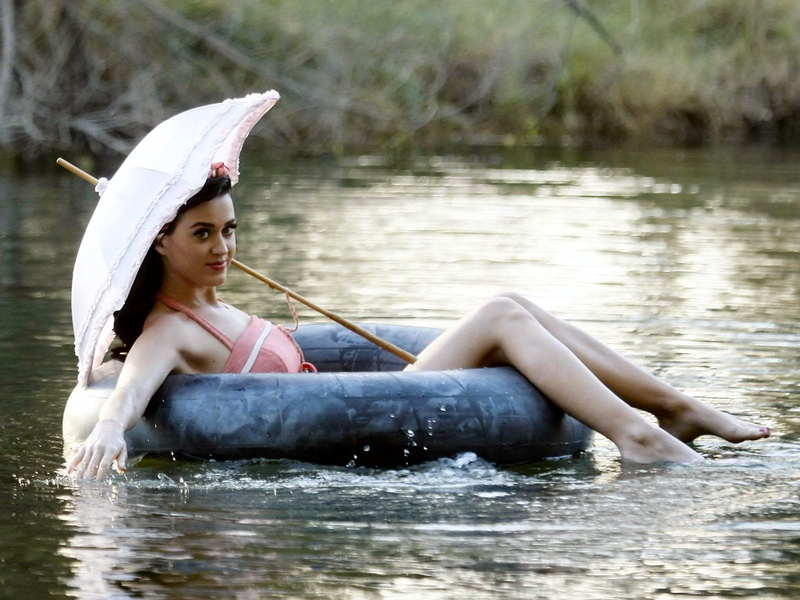 hat, white, Umbrella, lifestyles, women, Singer, outdoors, Barefoot, Black Hair, young women, young adult, one person, leisure activity, Woman, clothing