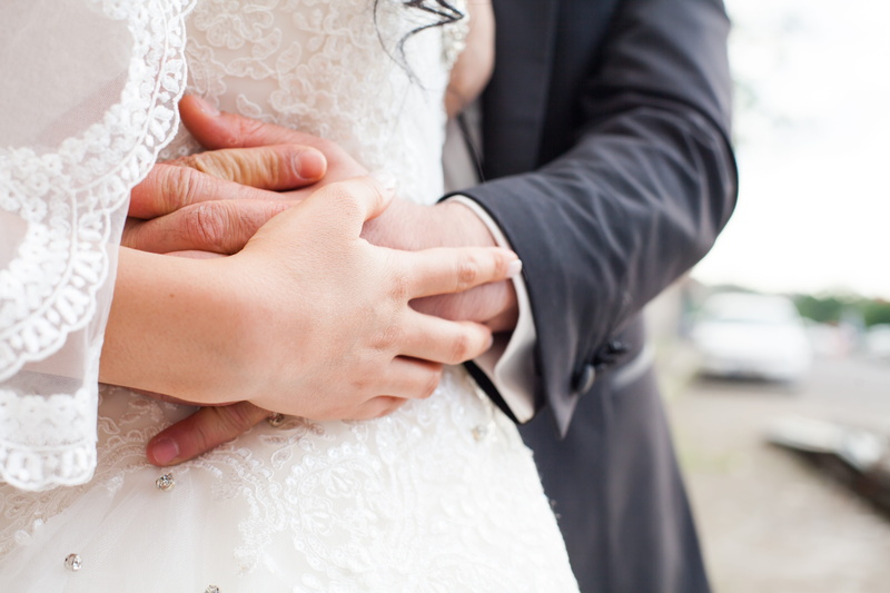 close-up, bride groom, wedding dress, wedding, focus on foreground, women, istanbul, 5K, newlywed, outdoors, son in law, midsection, males, emotion, black and white