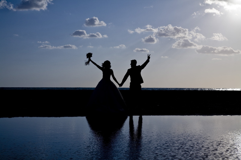 two people, bouquet, water, wedding dress, beauty in nature, celebration, horizon, 4K, women, silhouette, lifestyles, family, cloud - sky, double, son in law