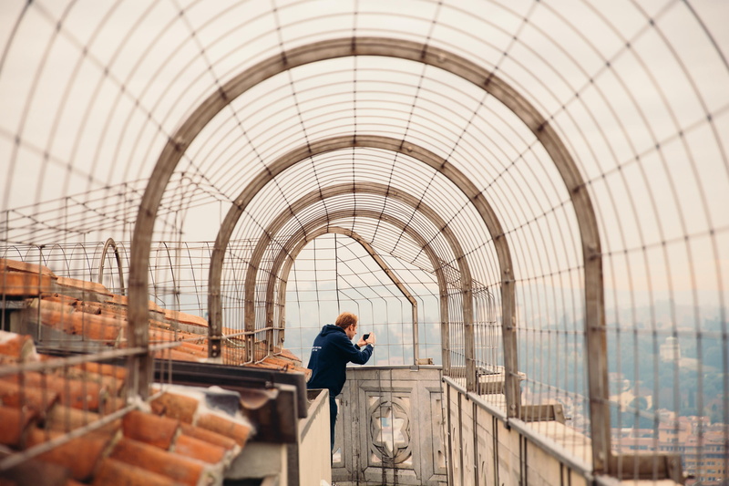 men, traveler, taking, young, tourist, building, full length, one person, Architecture, occupation, rear view, built structure, day, 25-30 year old, technology
