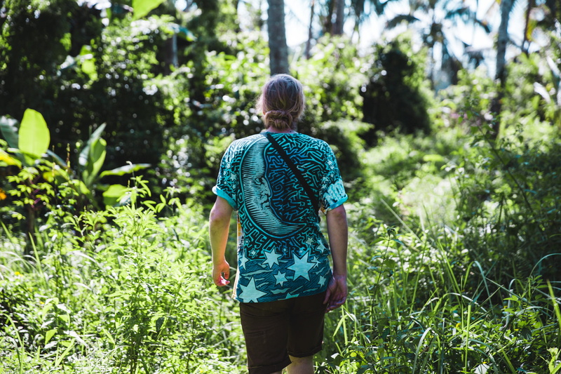 travel, trekking, adventure, lifestyles, three quarter length, tree, casuals, outdoor, scene, young, land, vegetation, casual, nature, 25-30 year old, daytime