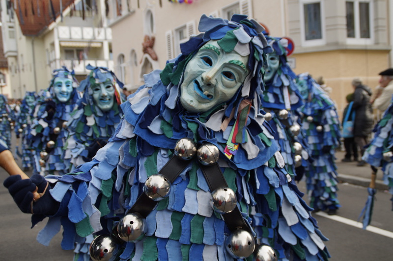 uniform, real people, obscured face, fool, custom, fools guild ulm, face, water sprite, larva, disguise, dressed up, green, ulm, people, customs, daytime