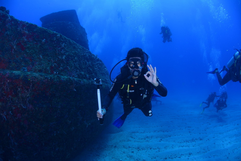 aqualung - diving equipment, at the bottom of the ocean, deep, undersea, photography, underwater, fins, 2K, person, nature, aquatic sport, animals in the wild