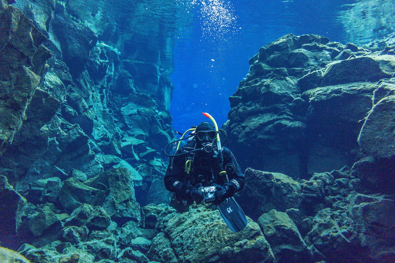 underwater diving, deep, travel, solid, diving, one person, fins, 4K, tectonic plate gap, lake, nature, ocean, blue, clear, animal wildlife, air bubbles