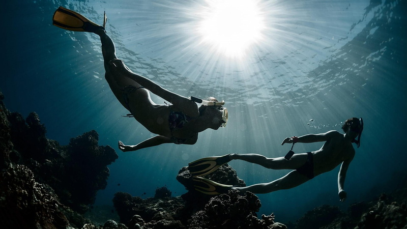diving, sunbeam, sea, diving equipment, lens flare, leisure activity, scuba diving, water, adventure, outdoors, sun, aquatic sport, underwater diving, coral