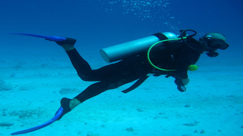 aqualung - diving equipment, bubble, exploration, undersea, water, snorkeling, one person, diving, underwater, sea, nature, scuba mask, aquatic sport, sport