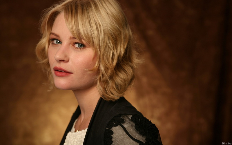 young women, one person, beauty, bangs, portrait, close-up, human hair, fashion, looking at camera, beautiful people, emilie de ravin, contemplation, headshot