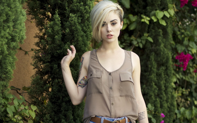 Alysha Nett, standing, plant, model, tree, 2K, blond hair, outdoors, young adult, fashion, front view, leisure activity, day, young women, real people