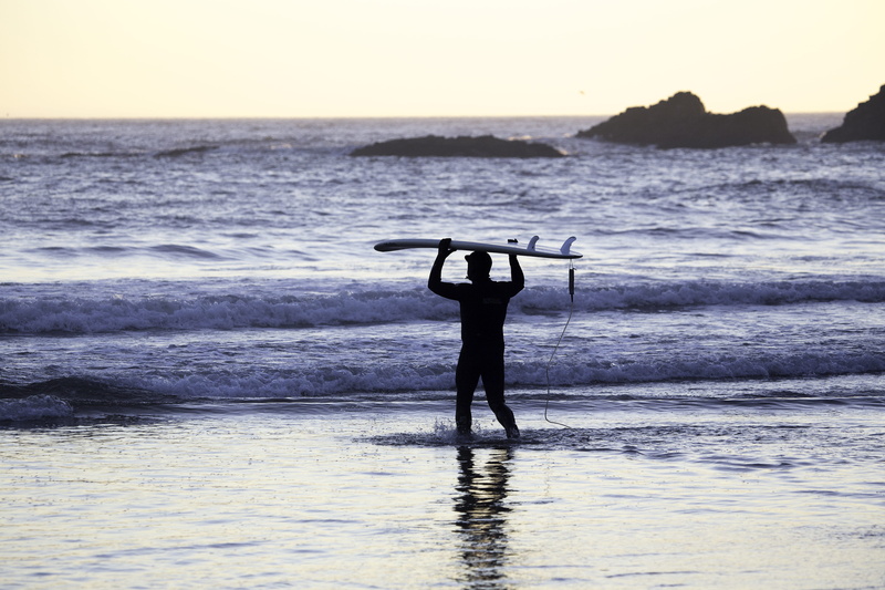 walking, beauty in nature, men, scenics - nature, surfing, photo, real people, person, sky, holding, horizon, 5K, land, human arm, back Lit, daytime, sea