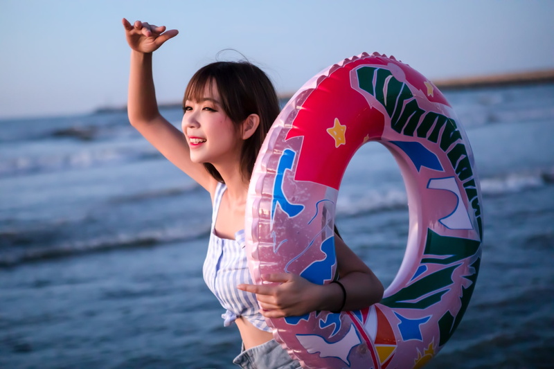 real people, Asian, sea, casual clothing, floater, three quarter length, lifestyles, beautiful woman, land, looking into the distance, nature, brunette
