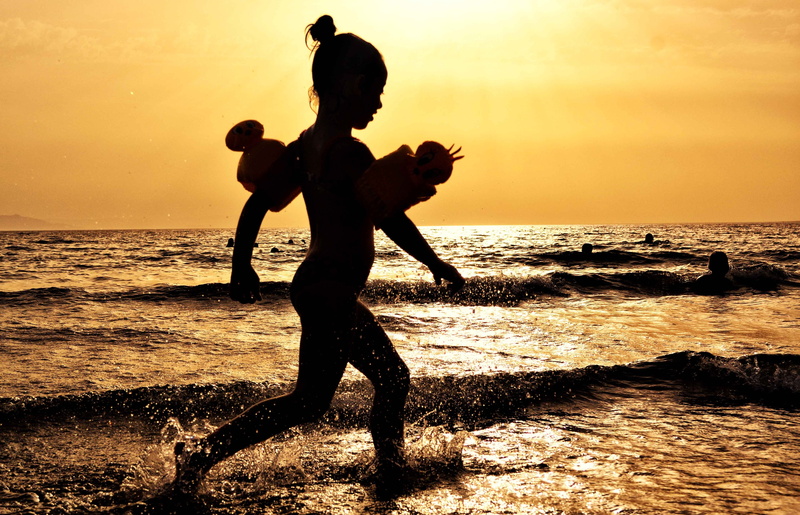 positive emotion, people, vacation, togetherness, recreation, ocean, land, lifestyles, child, horizon over water, water, waves, running, real people, leisure activity