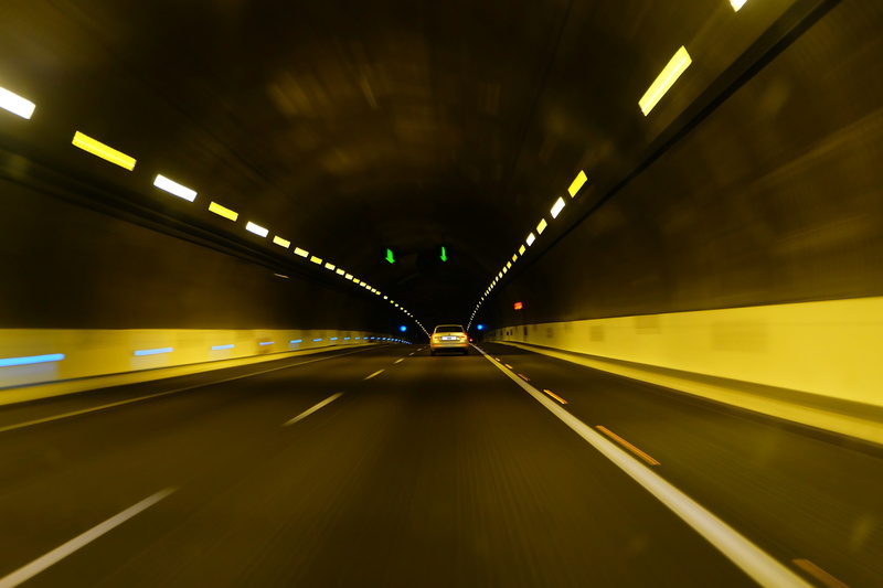 night, road marking, direction, highway, dark, architecture, tunel, fast, traffic, silver, no people, multiple lane highway, tunnel, line, diminishing perspective