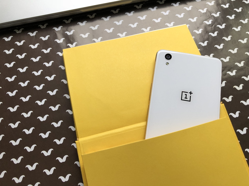 indoors, pattern, office, three objects, note, copy space, close-up, one plus, spotted, still life, note pad, yellow, 4K, mobile, group of objects, adhesive note