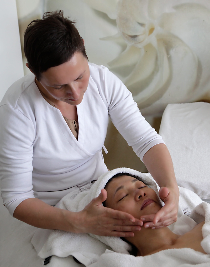 Massage, indoors, real people, 2K, adult, massaging, childhood, studio, bed, person, child, mid adult, togetherness, lying Down, young women, relaxation