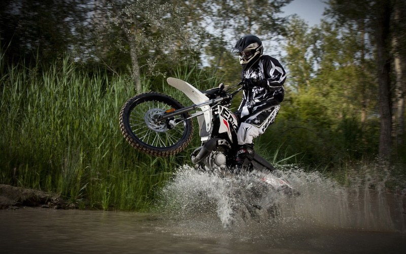 derbi, one person, biker, leisure activity, 1080P, extreme Sports, competition, motorsport, cycling, squirt, sports Race, land, water, engine, transportation