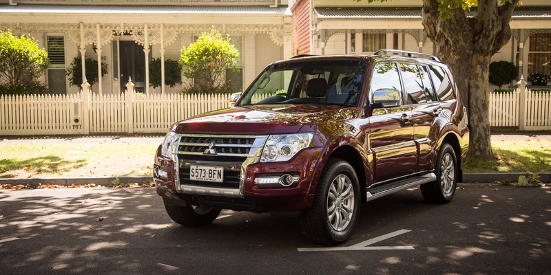 street, travel, mode of transportation, Pajero, road, shadow, land vehicle, built structure, stationary, 2K, Mitsubishi, building exterior, vintage car
