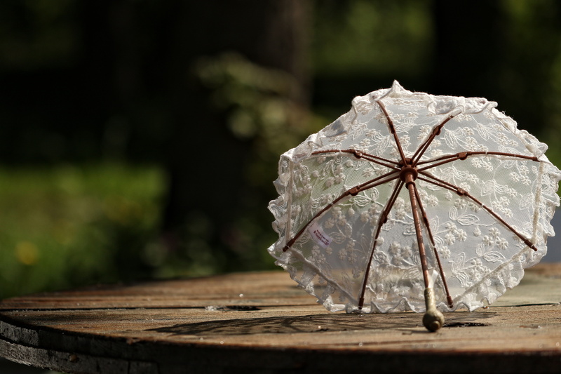 wooden, focus on foreground, summer, pattern, photography, sun, day, umbrella, water, selective focus, outdoors, white, table, parasol, 5K, shallow, close-up