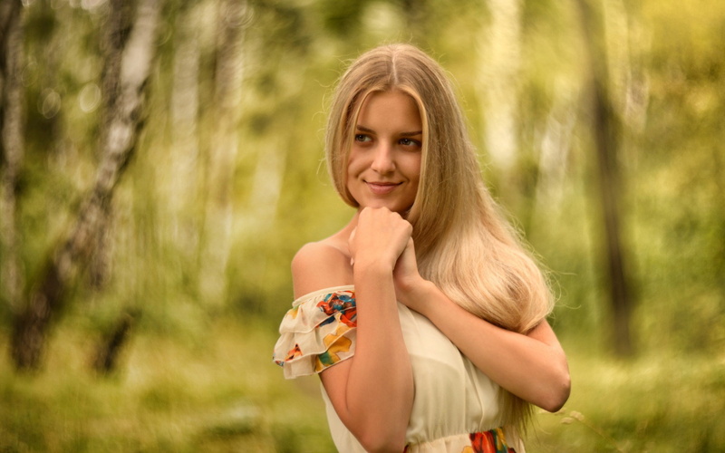 women, blond hair, adult, fashion, hairstyle, long hair, beautiful woman, plant, smiling, 1080P, looking at camera, emotion, beauty, cheerful, positive emotion