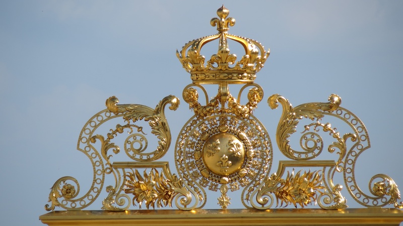 gilded, grids, versailles, award, royalty, 4K, single object, success, entry, crown, ornate, wealth, clear sky, castle, architecture, built structure