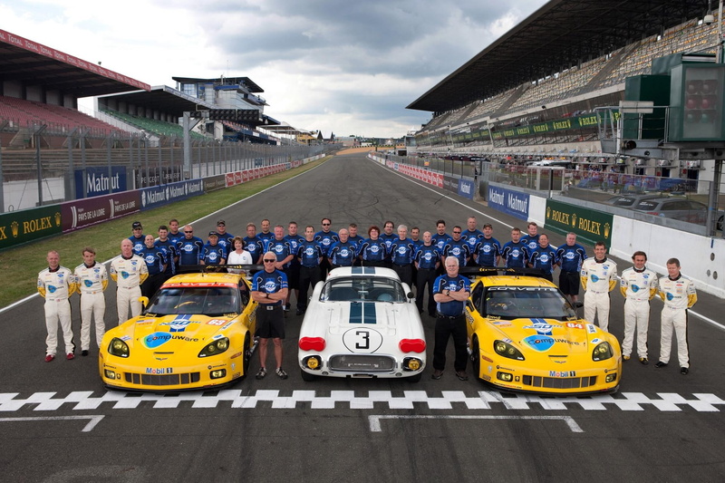 large group of people, lifestyles, gt, architecture, r, outdoors, real people, built structure, competition, in a row, group of people, sport, day, car