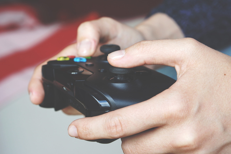 slr camera, game, gamepad, indoors, wireless, one person, xbox one, wireless technology, gamer, human hand, electronics, technology, xbox, photographing