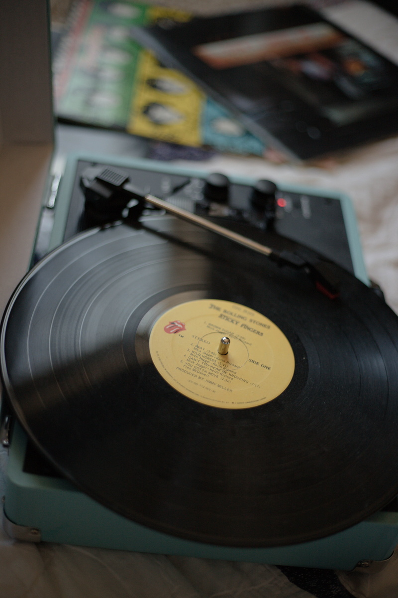 pottery, audio equipment, music, retro styled, microscope, 5K, no people, vinyl, communication, equipment, musical equipment, digital camera, clock, plant