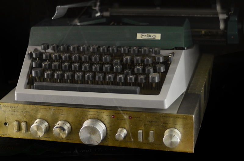 machinery, typing, large group of objects, indoors, container, stereo, in a row, cooktop, computer keyboard, still life, keyboard, equipment, writer, hardware