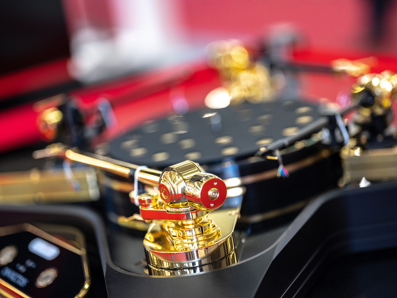 record, close-up, still life, 8K, control, indoors, no people, focus on foreground, gold, highend, vinyl, toy, selective focus, music, luxury, arts culture and entertainment