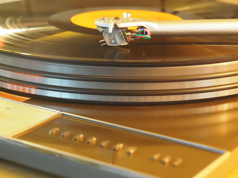 record, turntable, hifi, musical instrument, selective focus, highend, hub, tinge, music, analog, technology, grooves, analog reproduction, pickup, motion