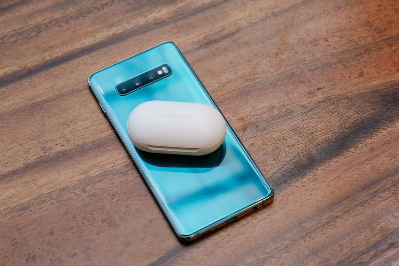 plectrum, texture, wallet, cell phone, mobile phone, connection, wood - material, no people, communication, close-up, contact lens, accessories, table