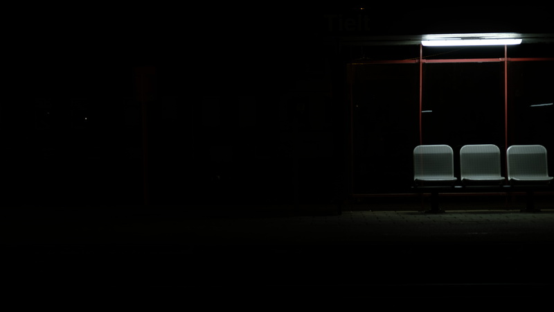 copy space, chair, domestic room, airport departure area, 5K, minimal, train station, seat, indoors, built structure, light - natural phenomenon, bench