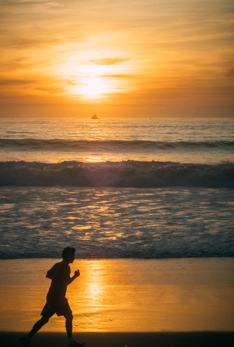 manhattan beach, silhouette, beauty in nature, outdoors, water, scenics - nature, sunset, land, running, sky, beach, one person, orange color, sea, vibes