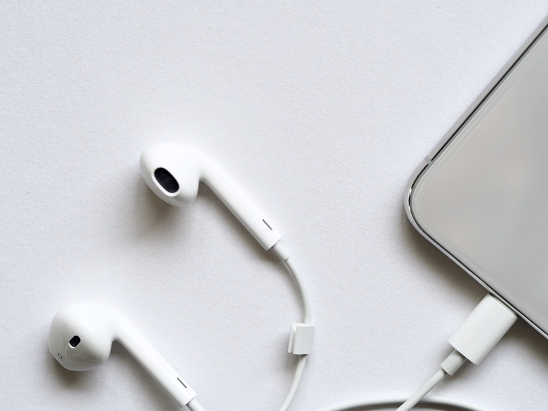 directly above, studio shot, smartphone, desk, 4K, shape, inside, no people, music, earphones, device, apple, silver, in-ear headphones, cellphone, phone