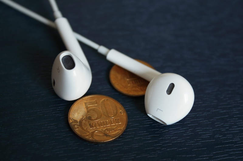 opportunity, 4K, high angle view, ios, studio shot, headphones, currency, iphone, coin, table, listen, white, technology, indoors, group of objects, mobile