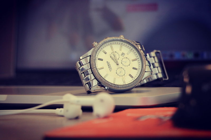selective focus, minute, earpods, mens fashion, instrument, still life, gold, clock, technology, date, round, clock face, instrument of time, personal accessory