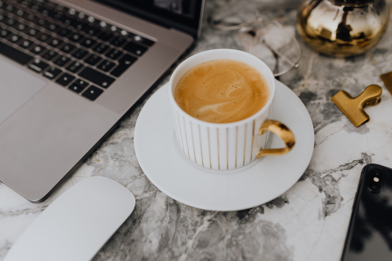 technology, drink, no people, refreshment, mug, indoors, marble, crockery, table, coffee, coffee cup, 5K, wireless technology, laptop, connection, computer