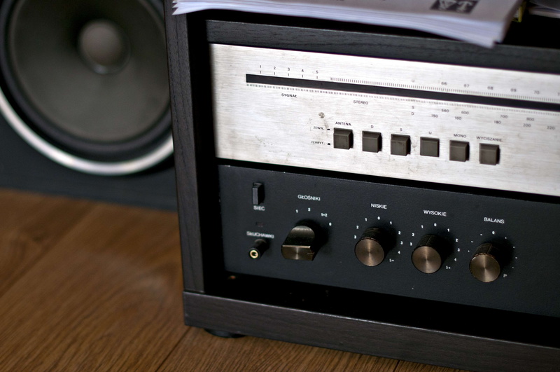 retro styled, close-up, equipment, amplifier, music, theme retro, wood - material, control, single object, technology, noise, push button, indoors, knob