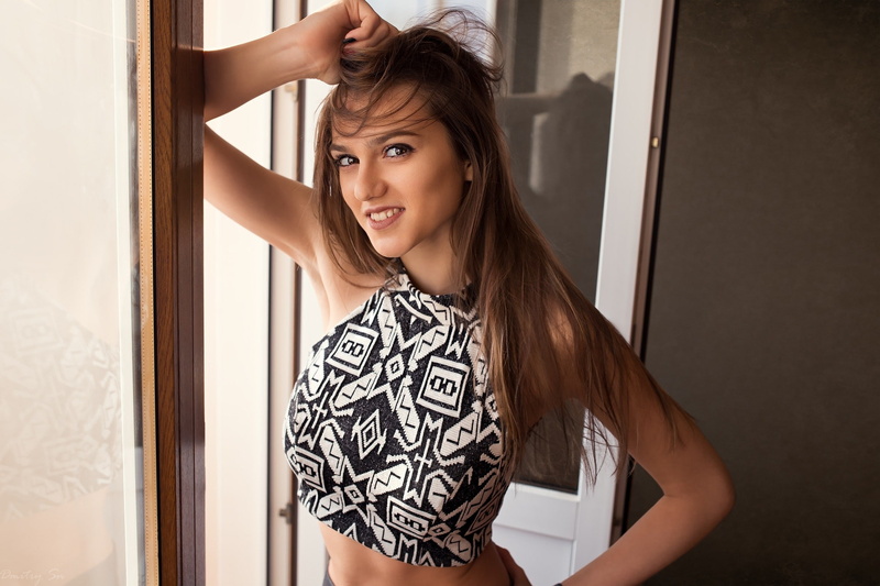 looking at camera, 1080P, armpits, women, tanned, indoors, standing, real people, one person, hair, long hair, smiling, portrait, beauty, home interior