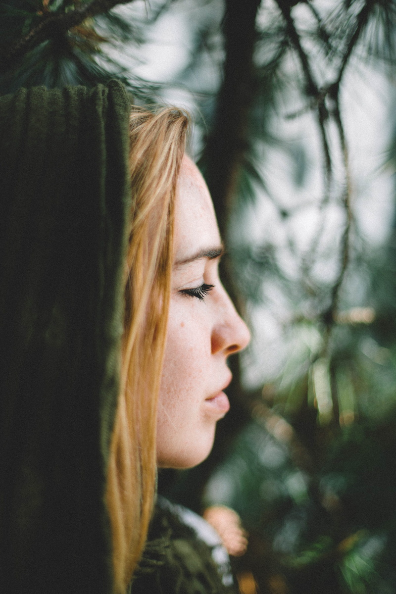 redhead, lifestyles, facing, 4K, caucasian Ethnicity, focus on foreground, looking away, close-up, forest, young Women, close up photography, beauty, daytime