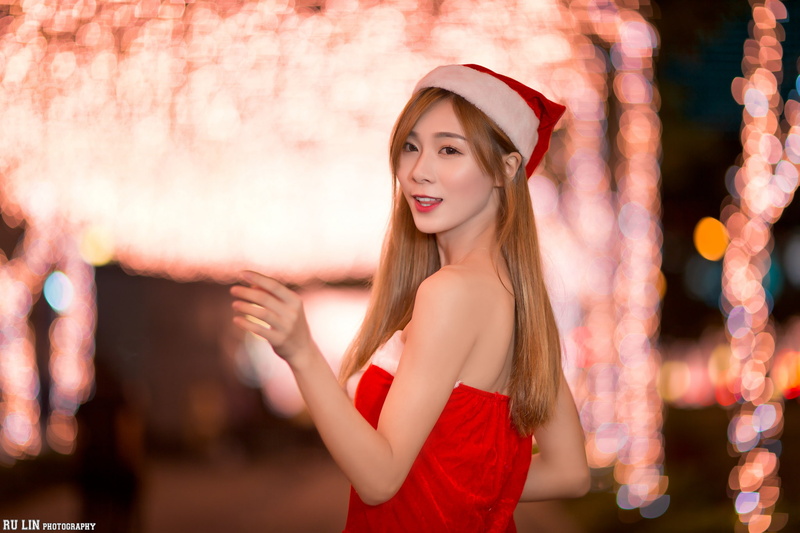 Santa costume, red dress, smiling, outdoors, dress, christmas lights, depth of field, portrait, looking at viewer, 1080P, Asian, street, model, lights