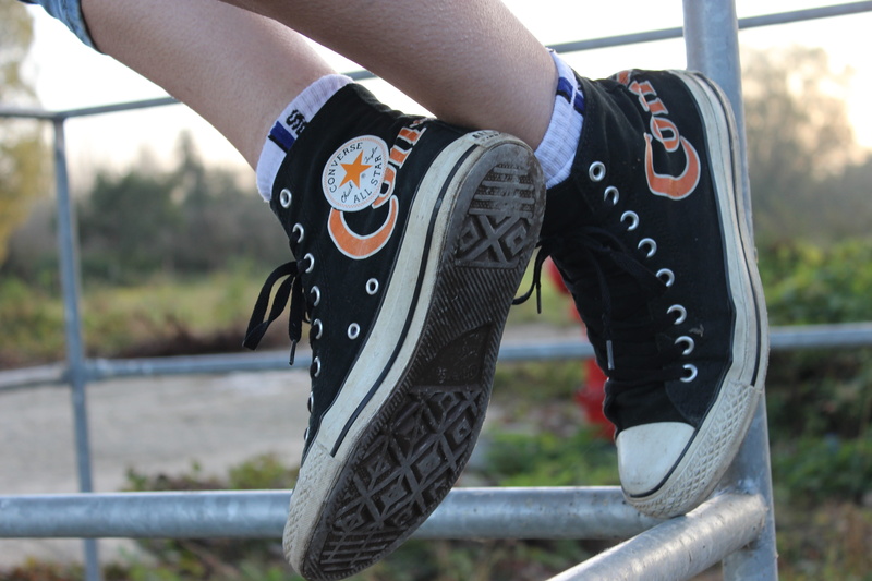 converse, two shoes, focus on foreground, 5K, metal, old shoes, leisure activity, conversky, pattern, human leg, shoes, human body part, foot, body part