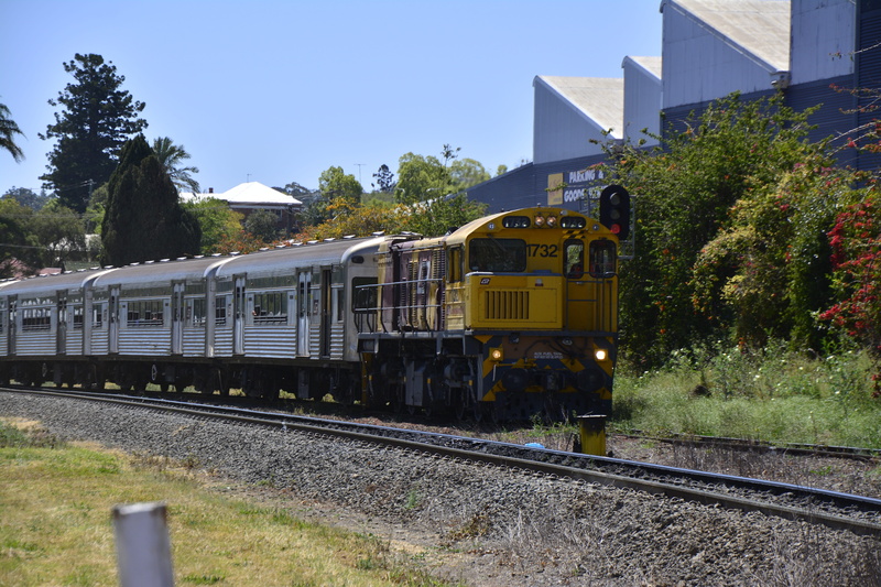 motion, track, train, sky, clear sky, bullet, tree, railway, old, commuter, metro, australia, passenger, railroad car, station, urban, architecture, 5K