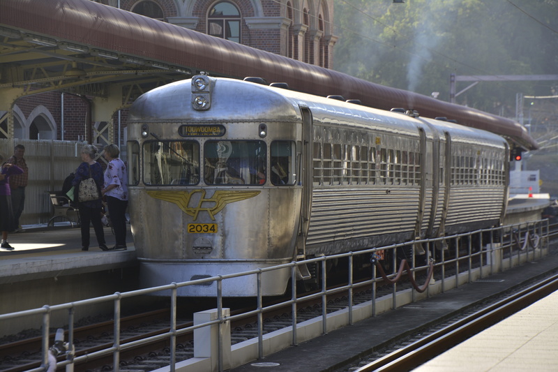 vintage, day, bullet, travel, old, silver, platform, railroad station platform, railroad track, urban, city, speed, carriage, architecture, men, group of people