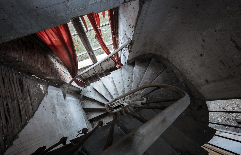 indoors, built structure, 1080P, spiral staircase, weathered, obsolete, architecture, no people, staircase, building, damaged, steps and staircases, stairs