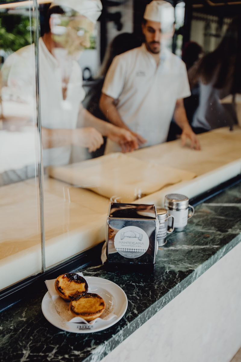 pastry, temptation, incidental people, sweet food, ready-to-eat, occupation, real people, freshness, food and drink, bakery, people, midsection, tart, Pastel de nata