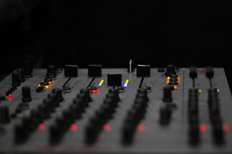 close-up, electrical equipment, arts culture and entertainment, mixer, indoors, 2K, radio station, push button, technics, equipment, vinyl, turntable