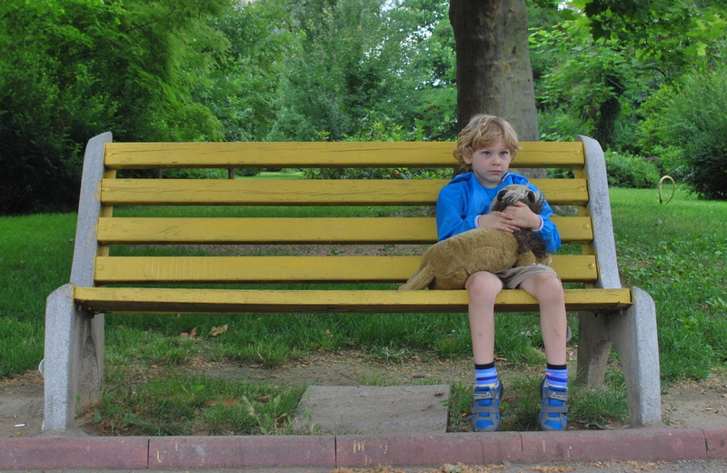 cute, park bench, lonely, childhood, real people, tree, lifestyles, sitting, cheerful, sad, boy, one Person, smiling, innocence, girls, caucasian Ethnicity