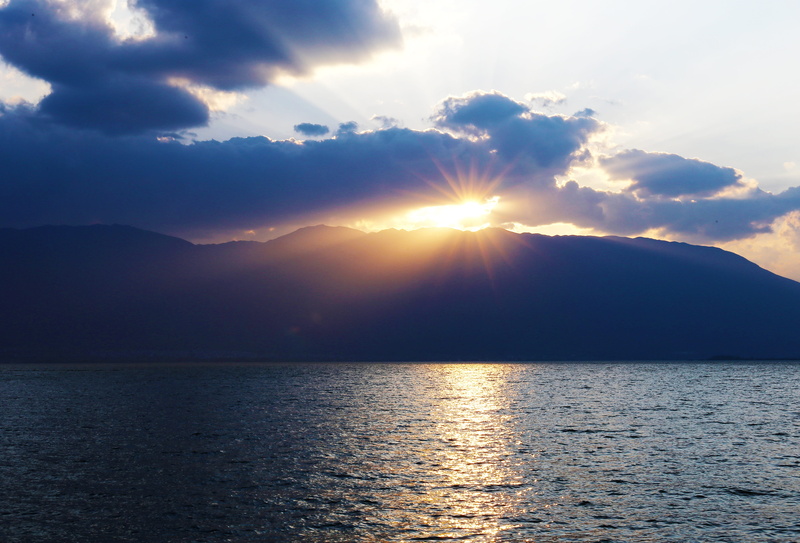 nature, sunset, idyllic, waterfront, sunbeam, sun, sky, tranquil scene, bright, cloud, reflection, dali, beauty in nature, no people, sunlight, holy light