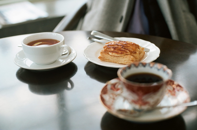 table, freshness, eating, baked, teaspoon, plate, coffee, tea, coffee break, tea - hot drink, bread, pastry, tea time, meeting, selective focus, hot drink