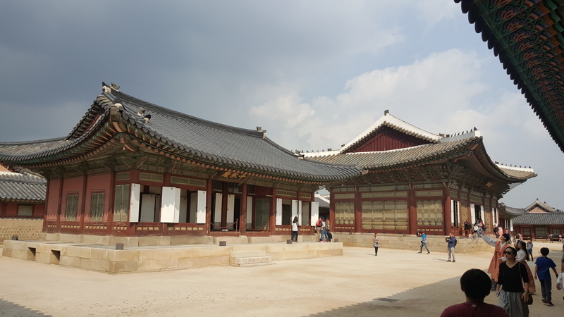 gyeongbokgung palace image, place of worship, incidental people, real people, gyeongbokgung palace in the background, gyeongbokgung palace yard, travel